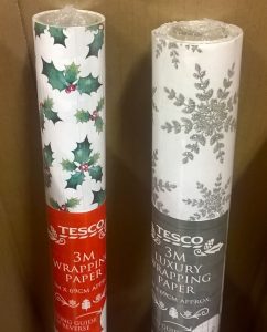 Recyclable and non-recyclable wrapping papers. The one on the left is printed, the one on the right decorated with glitter.